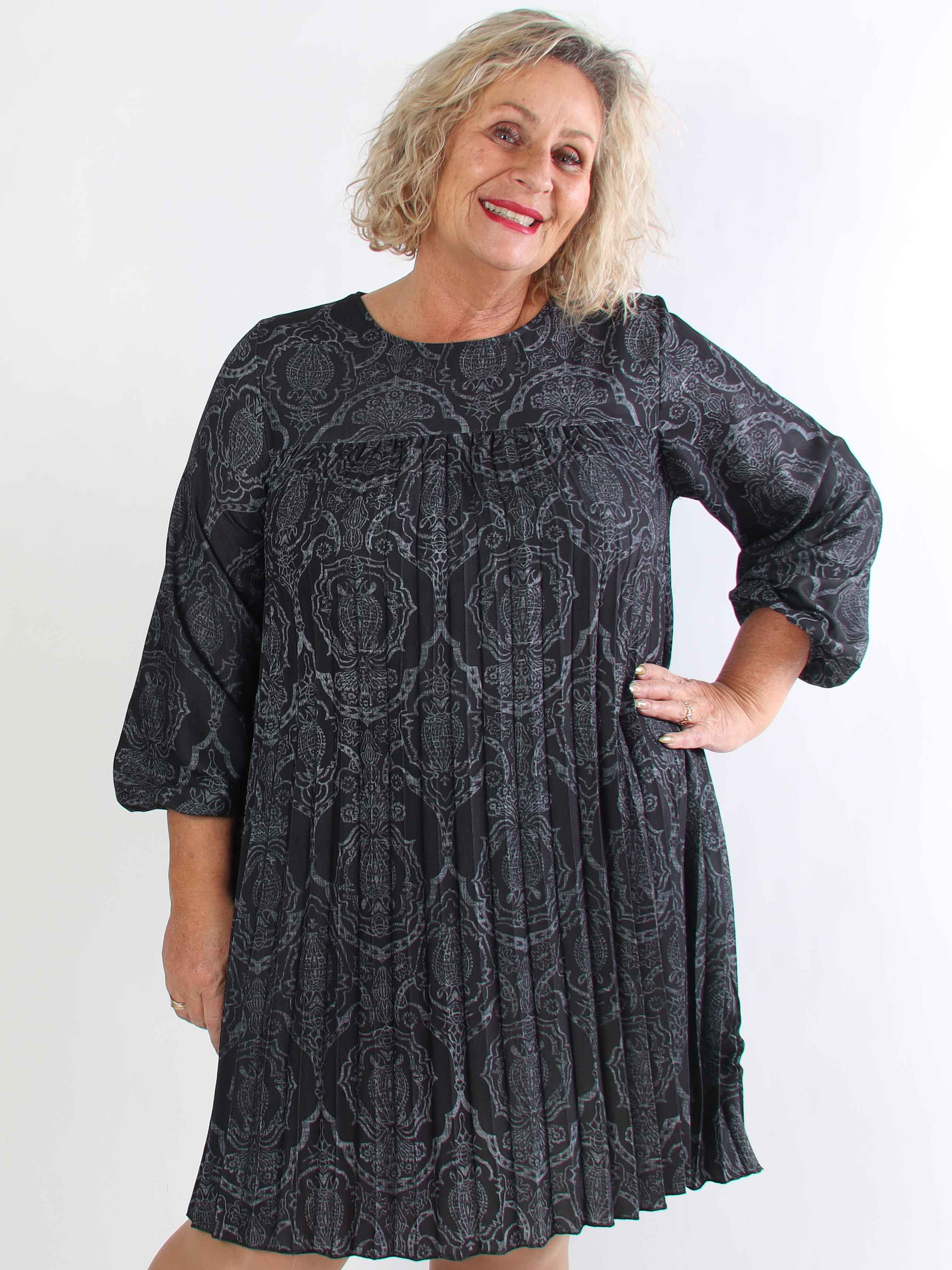 Nancy Royal Short L/S - Plus size kjole med plisseringer og lommer